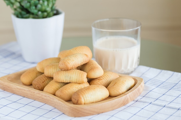 Ananas cookies whit met een glas melk