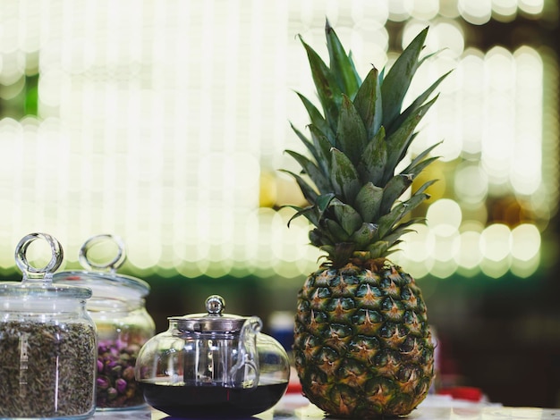 Ananas en kruidenthee op tafel