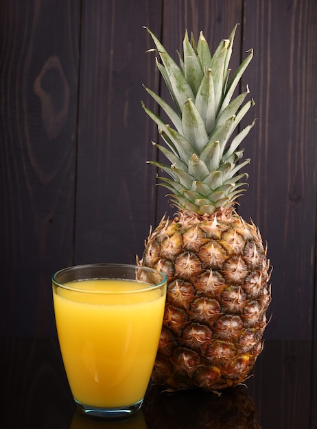 Ananas en sap in een glazen oppervlak