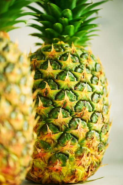 Ananas fruit achtergrond. Sluit omhoog van tropische ananassentextuur. Zomer, vakantie concept. Ruw, veganistisch, vegetarisch, schoon eetdieet.