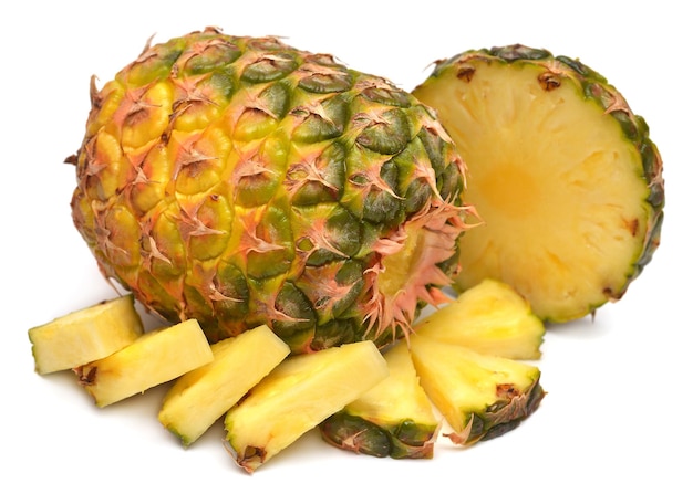 Ananas fruit stukjes geheel en ringen geïsoleerd op een witte achtergrond Bovenaanzicht plat lag