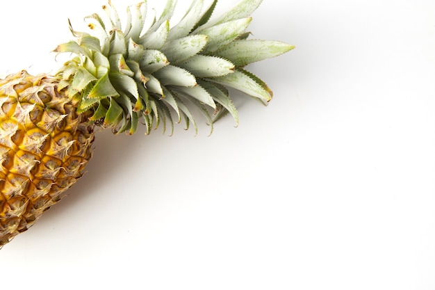 Ananas fruit tegen witte achtergrond