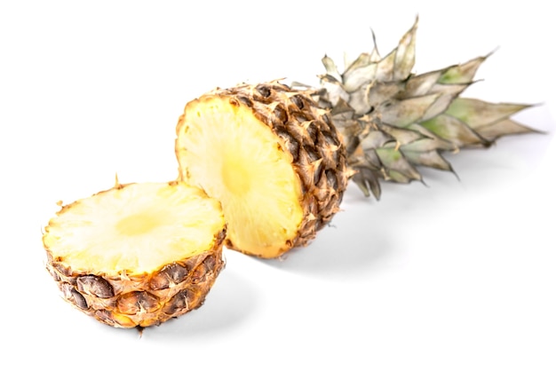 Ananas geïsoleerd op wit.