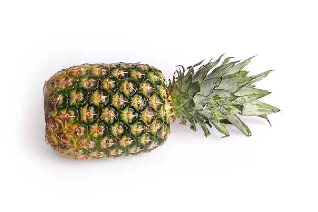 Ananas geïsoleerd op witte achtergrond sap biologisch