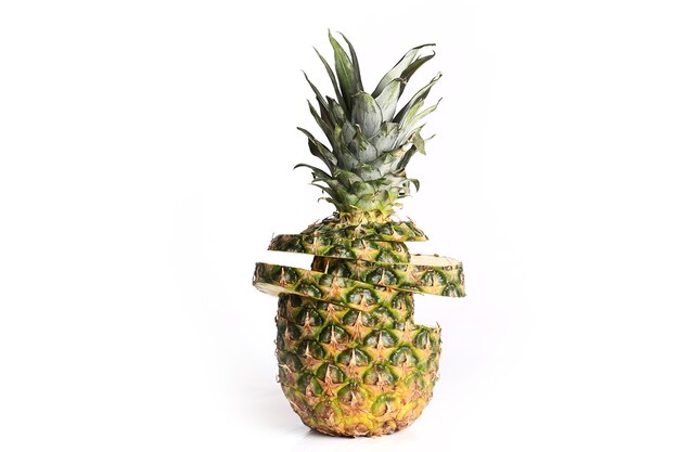 Ananas geïsoleerd op witte achtergrond sap biologisch