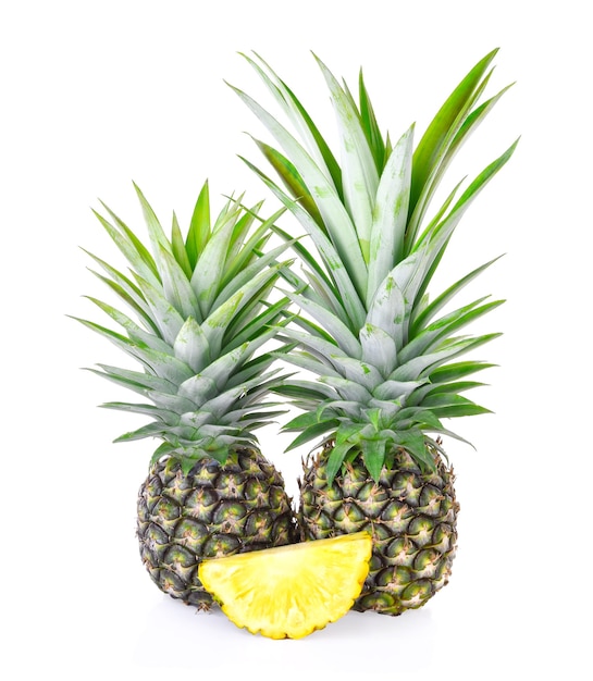 Ananas geïsoleerd op witte achtergrond