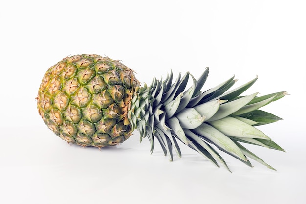 Ananas hele ruwe schil gesneden