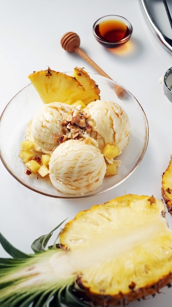 Foto ananas-ijs topping met honing en gemalen amandel