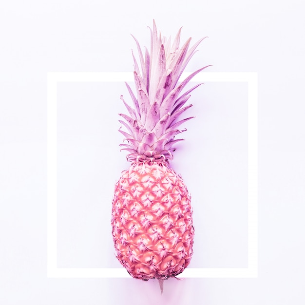 Ananas in duotone neonkleur. Roze en violette kleur. Plein