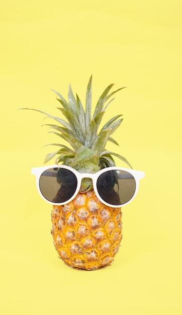 Ananas in glazen geïsoleerd op een gele achtergrond