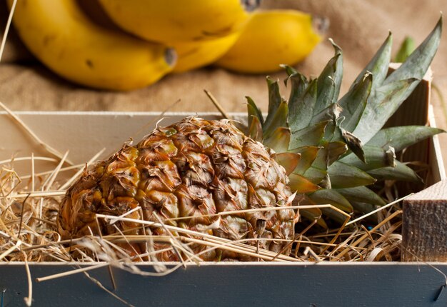 Foto ananas in houten kist