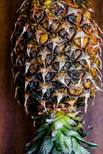 Ananas ligt op houten tafel