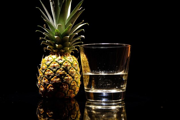 Ananas met een snit gesneden om een glas wodka in te houden