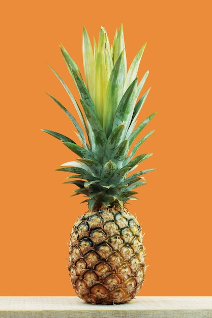 Ananas met gele achtergrond.