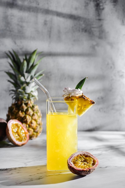 Foto ananas met passievruchtensap