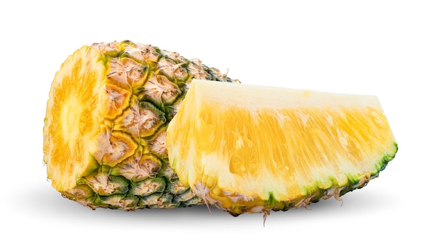 Ananas met plakjes geïsoleerd op een witte achtergrond