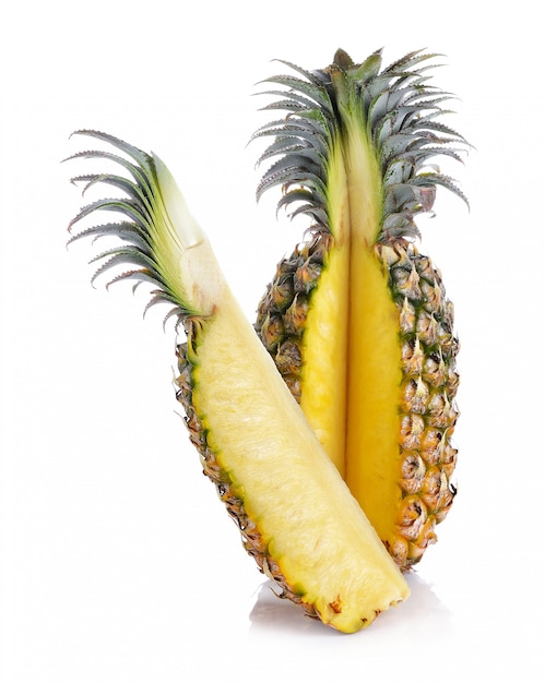 Ananas met plakjes geïsoleerd op wit