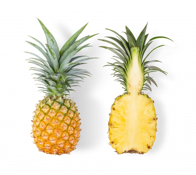 Ananas met plakjes geïsoleerd