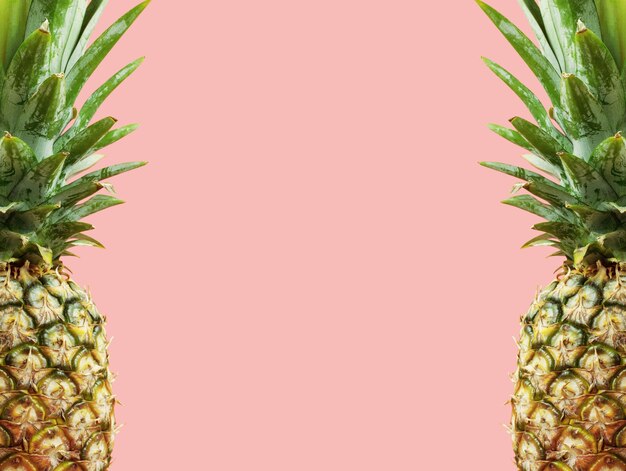 Foto ananas met roze achtergrond.