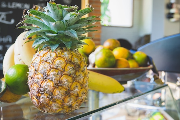 Ananas met veel fruit op de top van de drank bar in het café