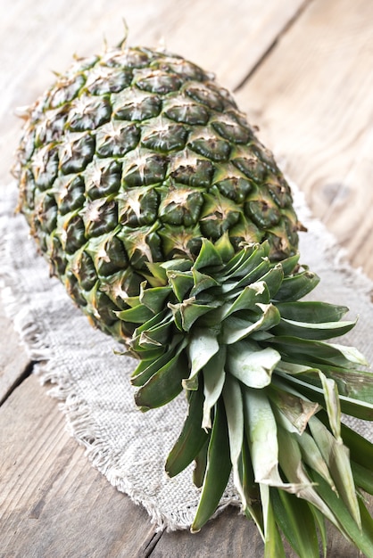 Ananas op de houten tafel