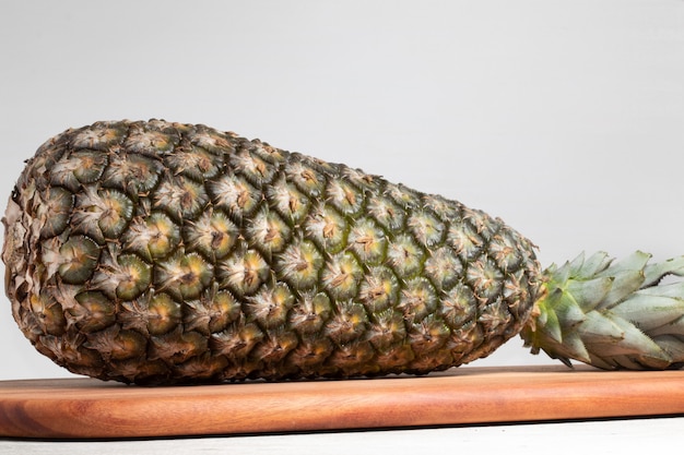 Ananas op de snijplank.