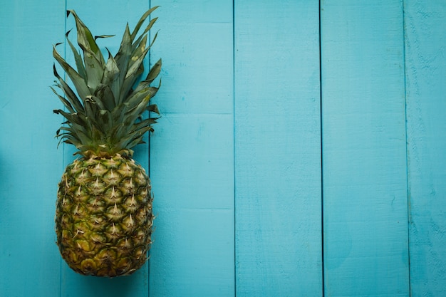 Ananas op een blauwe houten tafel