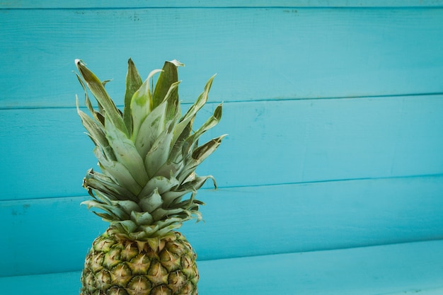 Ananas op een blauwe houten tafel