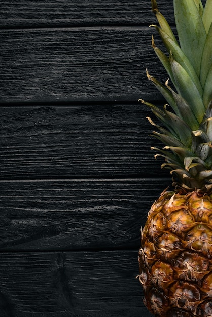 Ananas op een houten achtergrond Bovenaanzicht Vrije ruimte voor tekst