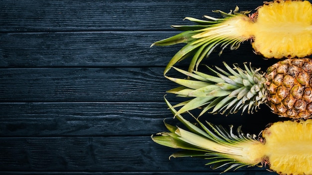 Ananas op een houten achtergrond Bovenaanzicht Vrije ruimte voor tekst