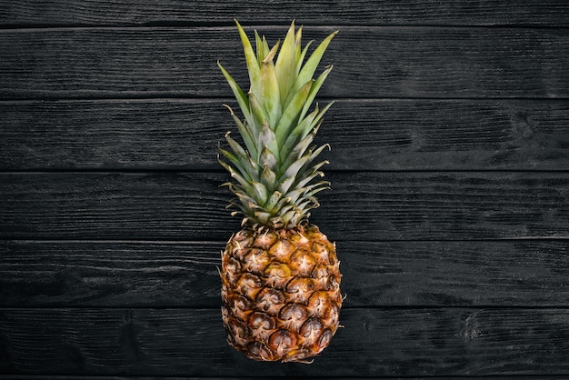 Ananas op een houten achtergrond Bovenaanzicht Vrije ruimte voor tekst