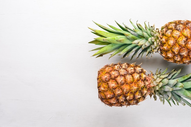 Ananas op een houten achtergrond Bovenaanzicht Vrije ruimte voor tekst