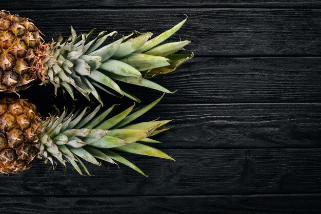 Ananas op een houten achtergrond Bovenaanzicht Vrije ruimte voor tekst