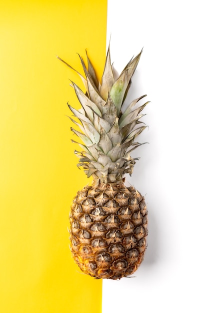 Ananas op geel oppervlak.