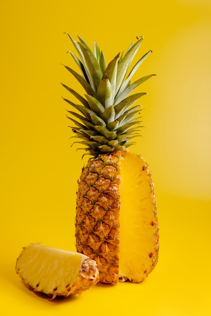 Ananas op geel