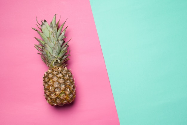 Ananas op gekleurd papier achtergrond