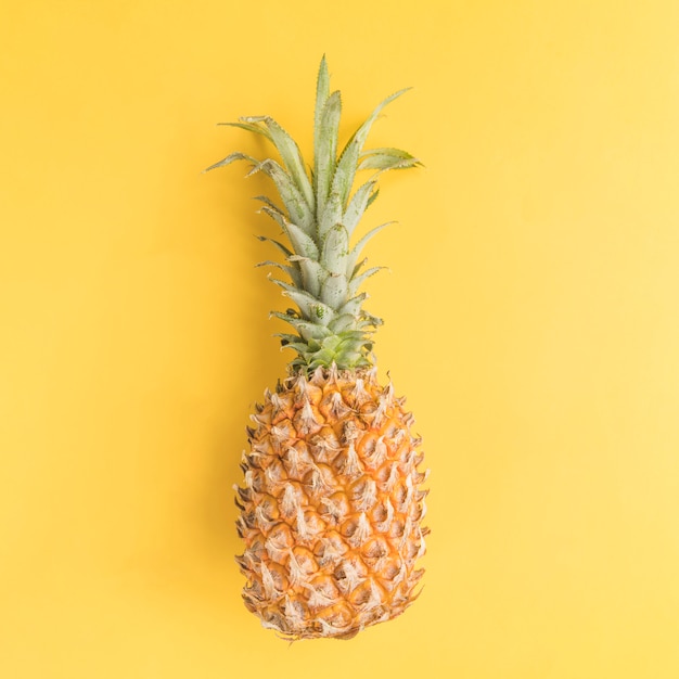 Ananas op gele achtergrond