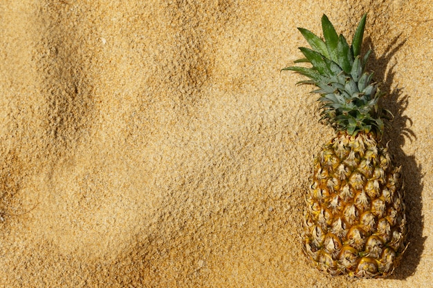 Ananas op het strand