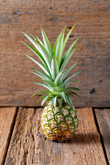 ananas op houten tafel