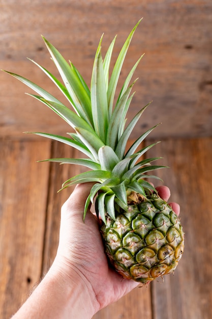 ananas op houten tafel