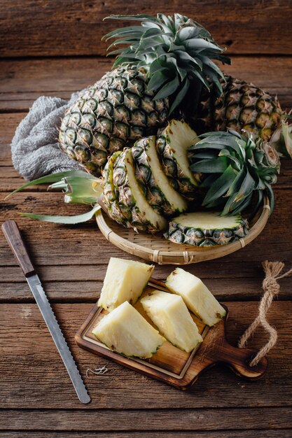 ananas op houten tafel