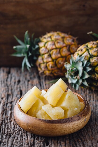 ananas op houten