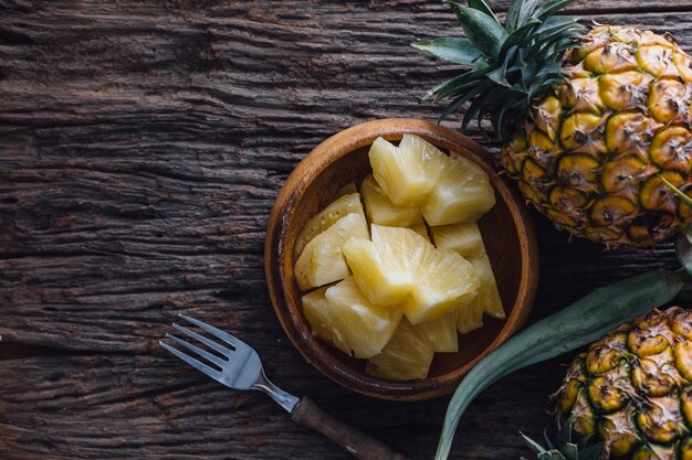 ananas op houten