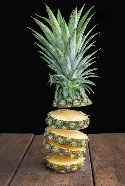 Ananas op oude houten tafel