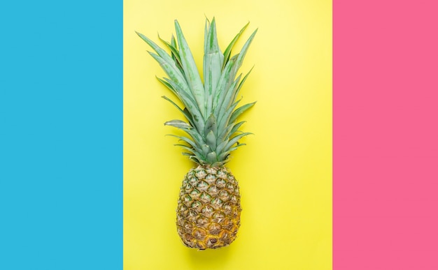 Ananas op Split Triple Tone roze blauw gele achtergrond.