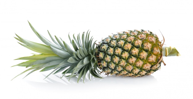 Ananas op wit oppervlak