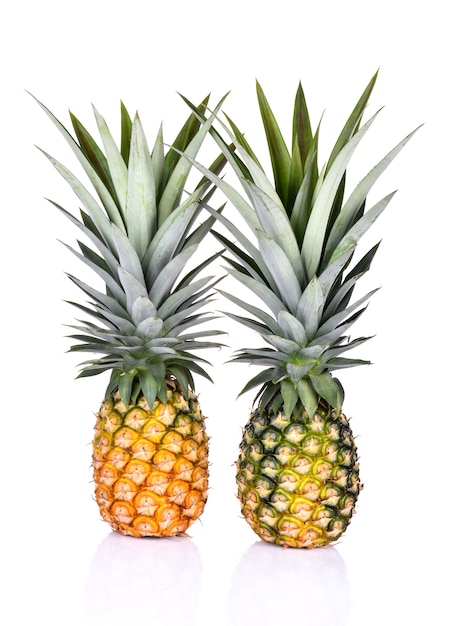 Ananas op witte achtergrond