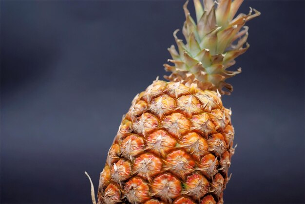 ananas op zwarte achtergrond