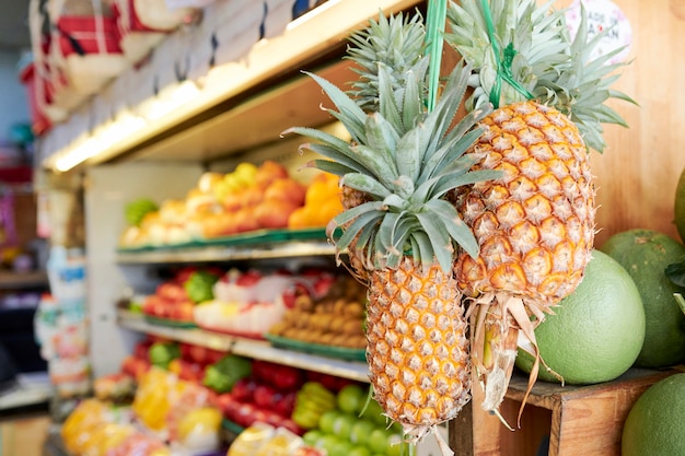 Ananas overhandigen op het display van de winkel