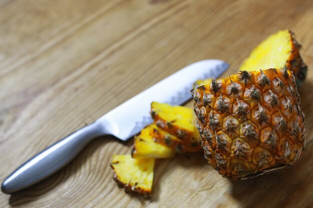 Foto ananas plakjes gesneden mes